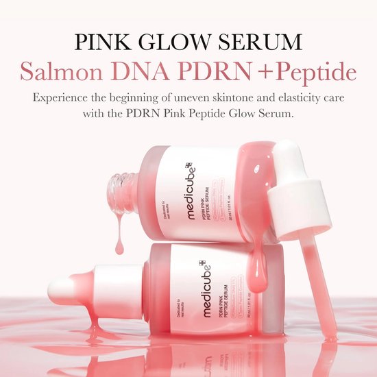 Twee Medicube PDRN Pink Peptide Serum flesjes op elkaar. Roze serum druipt uit de flesjes.