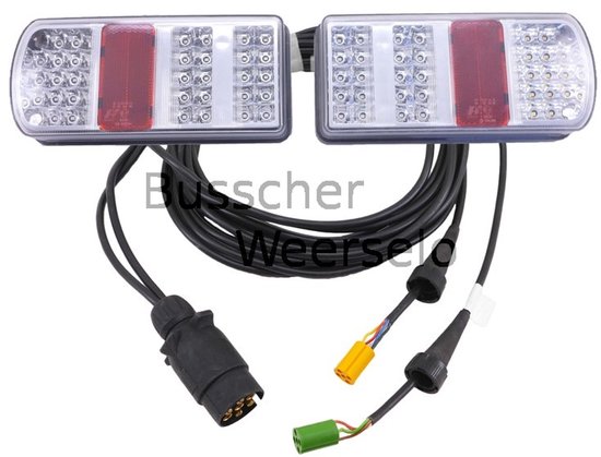 Deux feux arrière LED avec faisceau de câbles et prise à 7 broches, avec sections rouge et blanche.