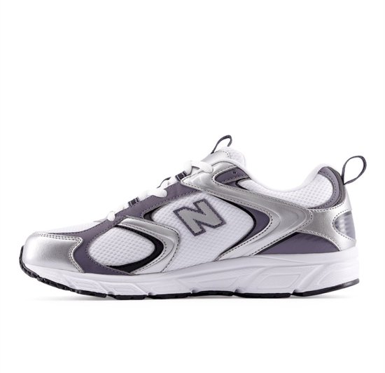 Witte sneaker met grijze en zilverkleurige overlays, New Balance 'N' logo op de zijkant.