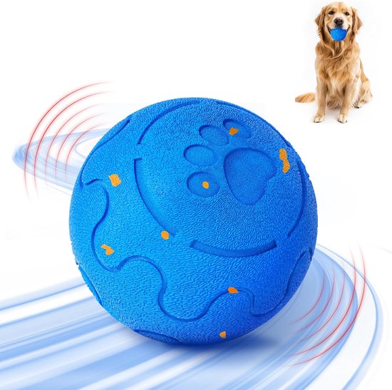 Een grote blauwe hondenbal met pootafdrukken en gele spikkels, met een golden retriever op de achtergrond die een bal in zijn bek houdt.