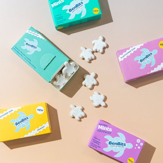 Verschillende kleuren BenBits verpakkingen met schildpadden, koekjes en de tekst 'BenBits Mints of Nature'.