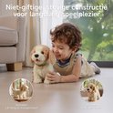 Een jongen ligt op de grond en aait een witte en bruine pluche hond. Er zijn twee kleinere afbeeldingen van de hond. Tekst: 'Niet-giftige, stevige constructie voor langdurig speelplezier'.