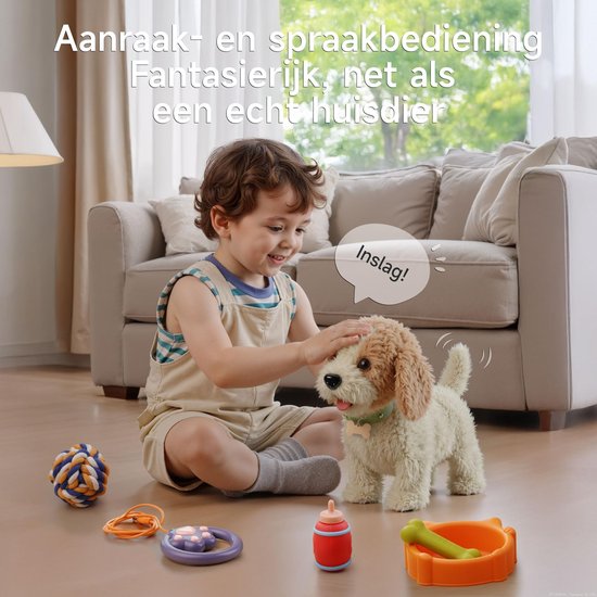 Een jongen aait een witte en bruine pluche hond met een halsband. De hond kwispelt. Tekst: 'Aanraak- en spraakbediening, Fantasierijk, net als een echt huisdier'.
