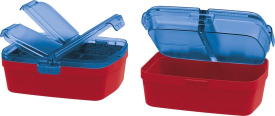 Rode lunchbox met open blauw deksel, met drie interne vakken. Rechts: open rode bak met blauw deksel ernaast.