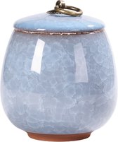 Een hemelsblauwe keramische mini-urn met crackle-glazuur, op een witte achtergrond.