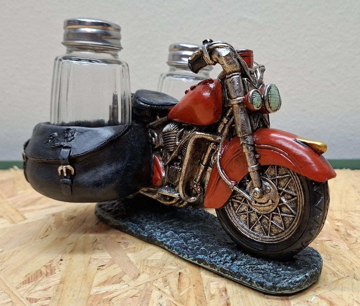 Motor Peper en zout stel - peper en zoutstel - 11cm hoog - polyresin - polystone - peper - zout - biker - Decoratie - Woonaccessoires - Beeld