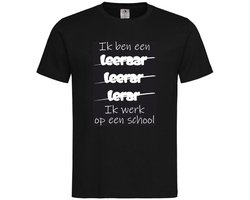 T-shirt Unisex Volwassenen Lol - carnaval - kermis - feestje - grappig - humor - Tekst "Ik ben een leeraar leerar lerar Ik werk op een school" | korte mouw | Zwart/wit | maat S