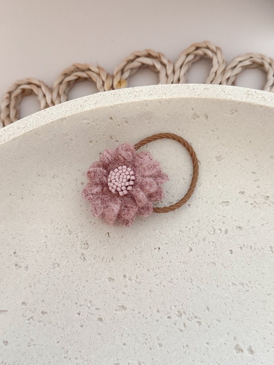 Haarelastiek Wool Flower - Oud Roze - Bloemen Haarelastiekje - Haarelastieken voor Meisjes - Handgemaakte Haaraccessoires voor Kinderen