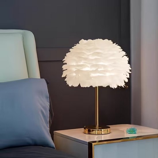 Een luxueuze gouden tafellamp in bohemian stijl met kunstveren, perfect Geschikt voor Kerstmis, de feestdagen en creatieve doe-het-zelf decoraties. Een warme en romantische crèmekleurige nachtlamp, Geschikt voor slaapkamers, van Merkloos — afbeelding 5
