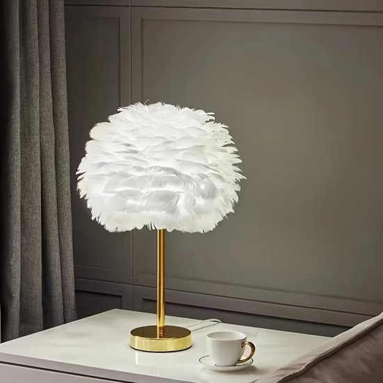 Een luxueuze gouden tafellamp in bohemian stijl met kunstveren, perfect Geschikt voor Kerstmis, de feestdagen en creatieve doe-het-zelf decoraties. Een warme en romantische crèmekleurige nachtlamp, Geschikt voor slaapkamers, van Merkloos — afbeelding 2