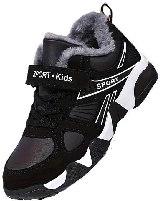 Zwarte sneaker met klittenbandsluiting, witte accenten en fleece voering. "SPORT* Kids" op de band.