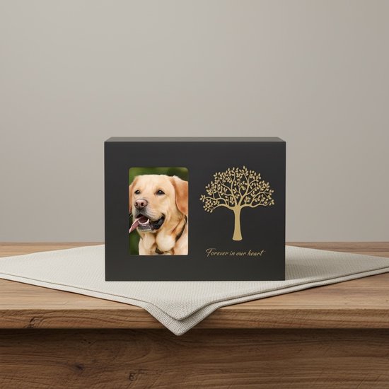 Zwarte urn met gouden boom en tekst 'Forever in our heart', met een foto van een lachende labrador.