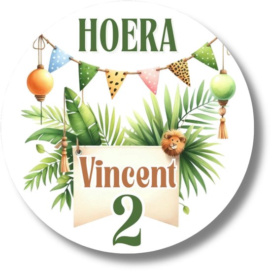 Sticker 'Hoera Vincent 2', jungle thema, met leeuw, bladeren, slingers en lantaarns.