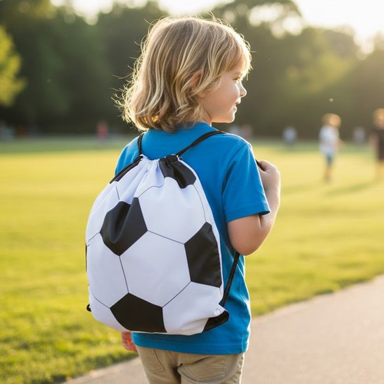 Jongetje met blonde haren in blauw shirt, draagt een tas met voetbalprint.