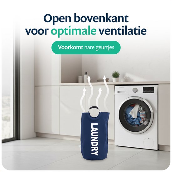 Donkerblauwe wasmand met de tekst 'LAUNDRY' in een wasruimte met een wasmachine.