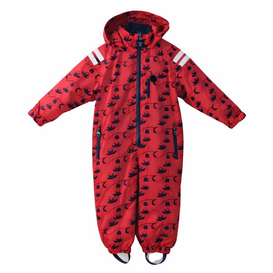 Een rood regenpak met donkerblauwe bloemenprint en witte strepen op de mouwen, met rits en capuchon.