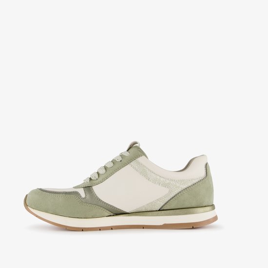 Groene en witte Tamaris sneaker, gezien vanaf de zijkant met veters en crème details.