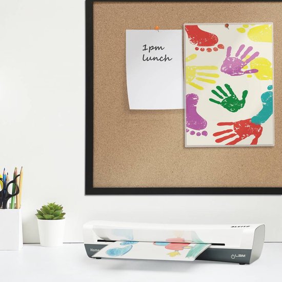 Lamineermachine met veelkleurige handafdrukken en een notitie met '1pm lunch'.