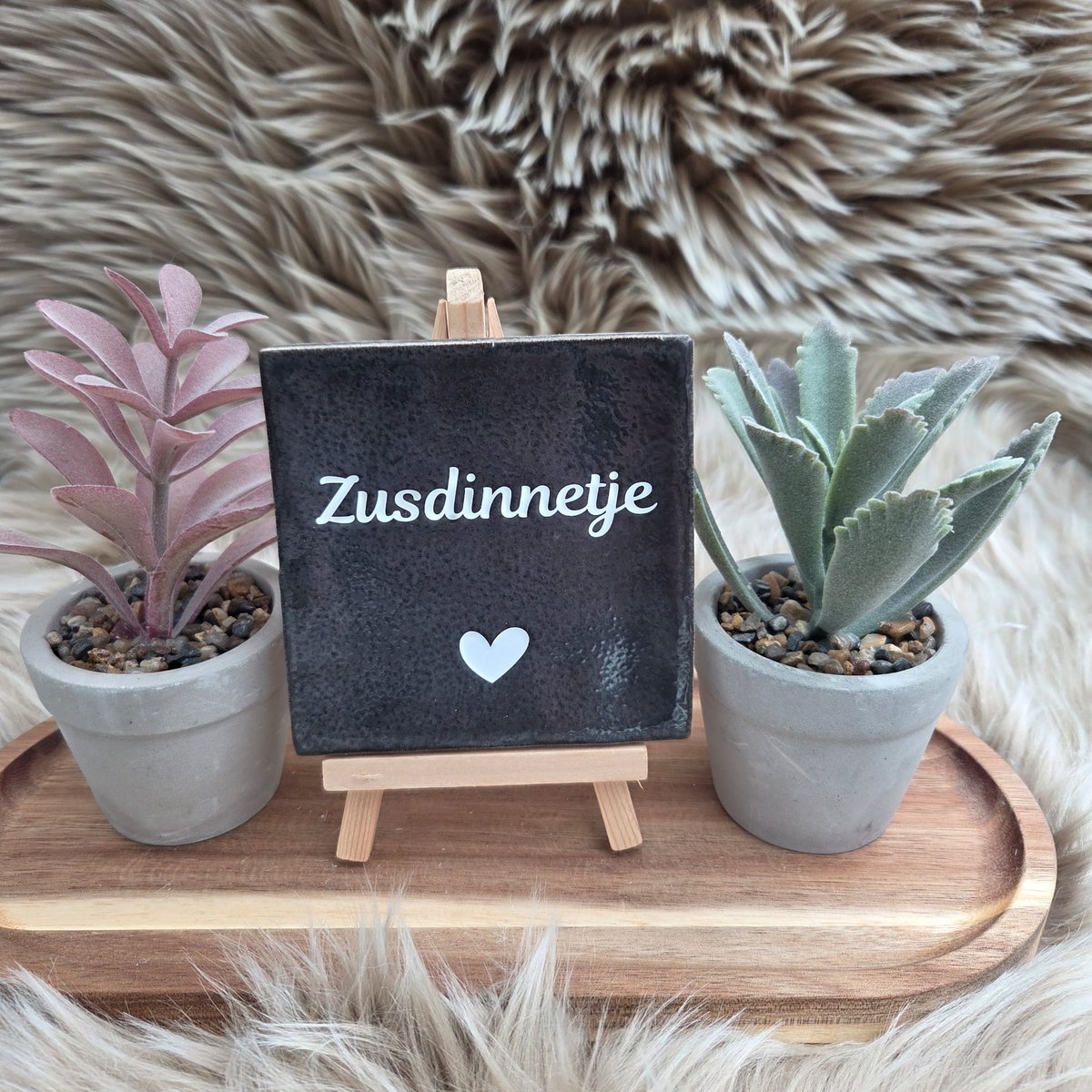 CreaCraft Robuust Wenstegeltje – Zusdinnetje – 10x10 cm – Lief Cadeau voor Zus of Beste Vriendin – Stijlvolle Wanddecoratie met Betekenis – Trendy nu – Decoratief Tegeltje met Standaard – Cadeau Idee Robuust zwart/Wit