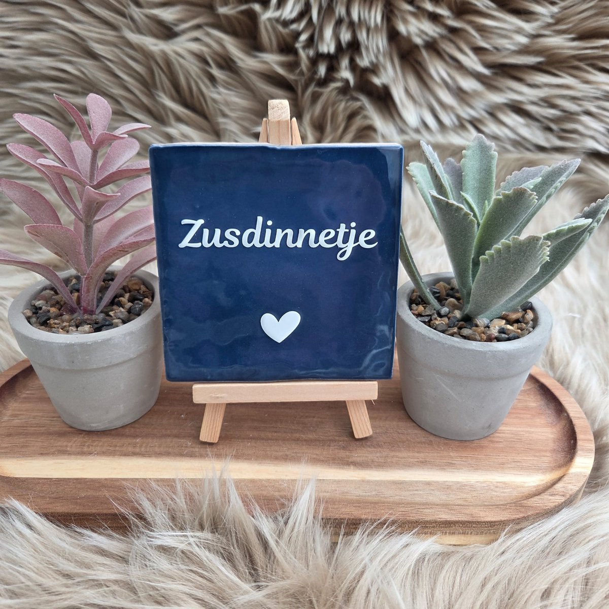 CreaCraft Robuust Wenstegeltje – Zusdinnetje – 10x10 cm – Lief Cadeau voor Zus of Beste Vriendin – Stijlvolle Wanddecoratie met Betekenis – Trendy nu – Decoratief Tegeltje met Standaard – Cadeau Idee Donkerblauw/Wit