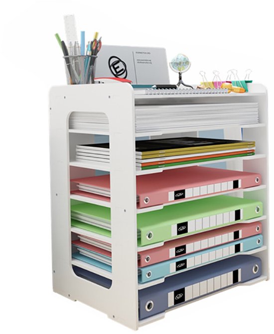 Witte papieren organizer met zeven vakken. Bovenop staan pennen, een map, een kleine wereldbol en paperclips.