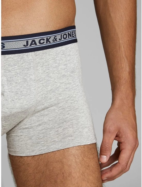 Grijze Jack & Jones boxershort met donkerblauwe en grijze logo-elastische band, detail.