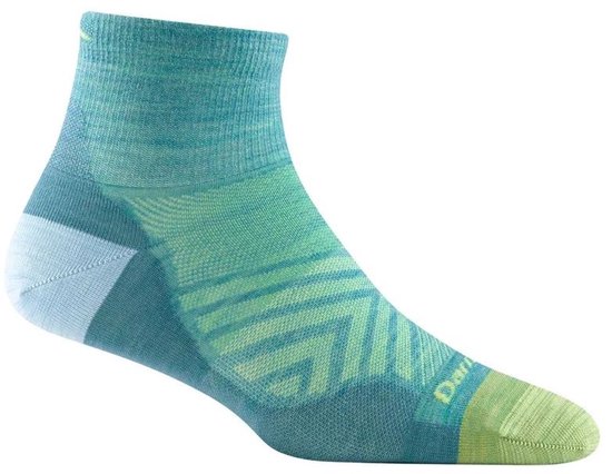 Aqua-blauwe sportsok met chevronpatroon en groene en lichtblauwe accenten.