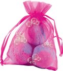 Drie roze en paarse badbruisballen in een doorzichtig roze netzakje met bubbels.