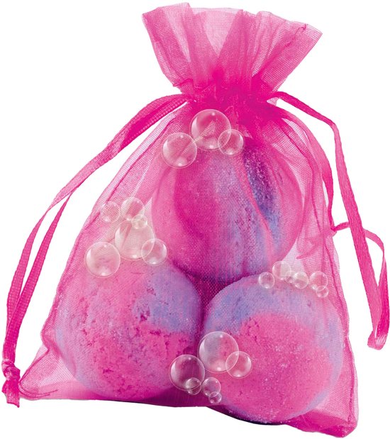 Drie roze en paarse badbruisballen in een doorzichtig roze netzakje met bubbels.