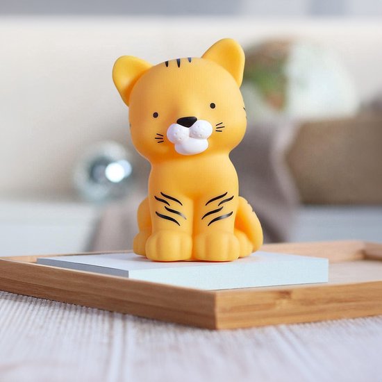 Oranje tijgerlampje met zwarte strepen, zittend.