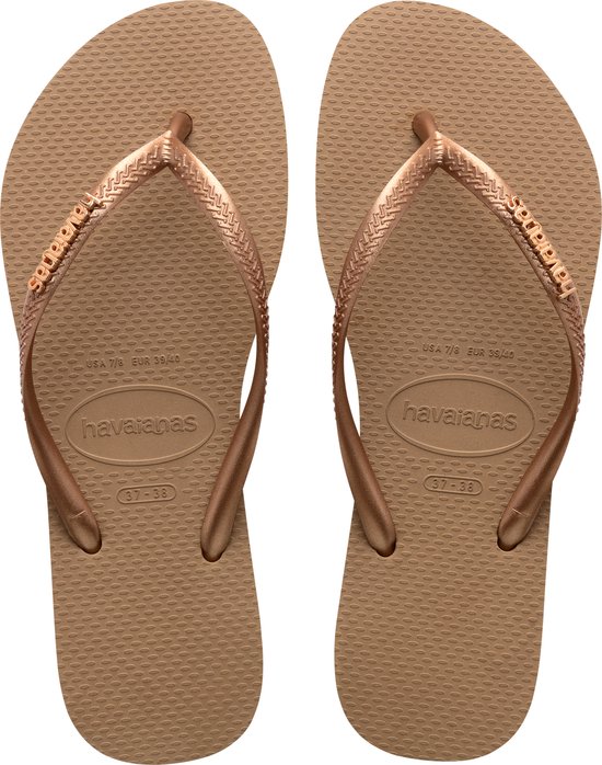 Koperkleurige Havaianas teenslippers, paar, met gevlochten bandjes en metallic logo.