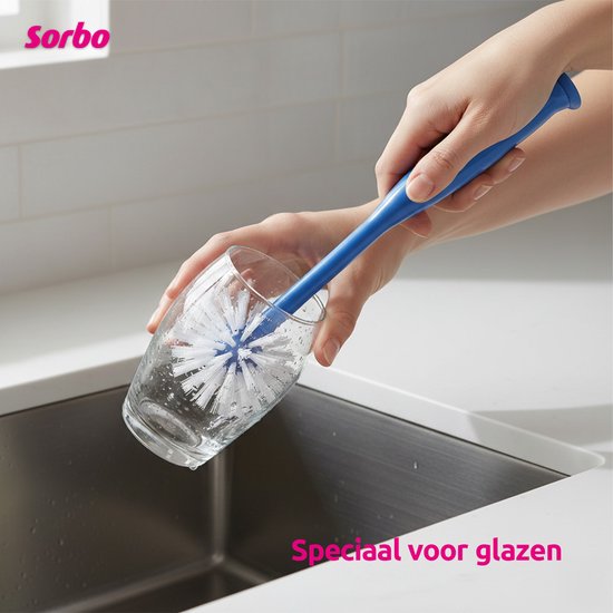 Blauwe Sorbo afwasborstel met witte borstelharen, gebruikt om een glas te reinigen. "Speciaal voor glazen"