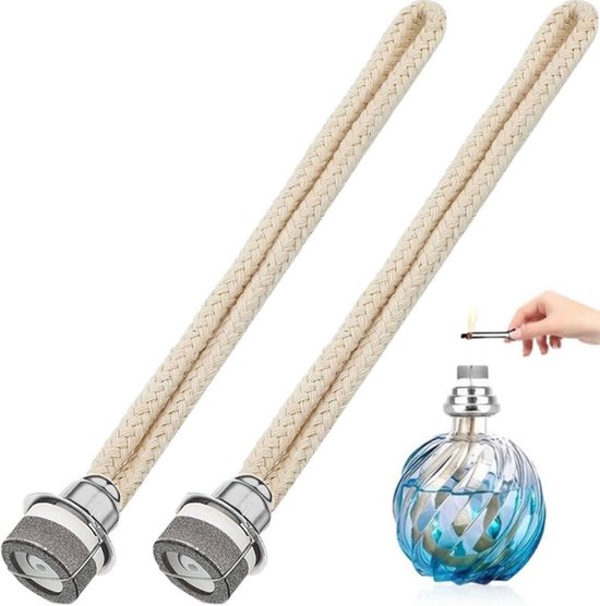 Twee gevlochten lonten en een hand die een brandend lont in een glazen geurlamp steekt.