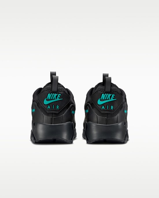 Achterkant van zwarte Nike Air Max 90 Drift sneakers met turquoise Nike Air logo's op de hiel.