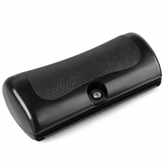 Zwarte zelfreinigende hondenborstel met ergonomische handgreep, op een witte achtergrond.