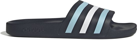 Donkerblauwe slipper met drie lichtblauwe en witte strepen op de band. Adidas logo op de zool.