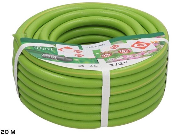 Groene 20 meter lange tuinslang, 1/2 inch, opgerold en samengebonden met een wikkel.