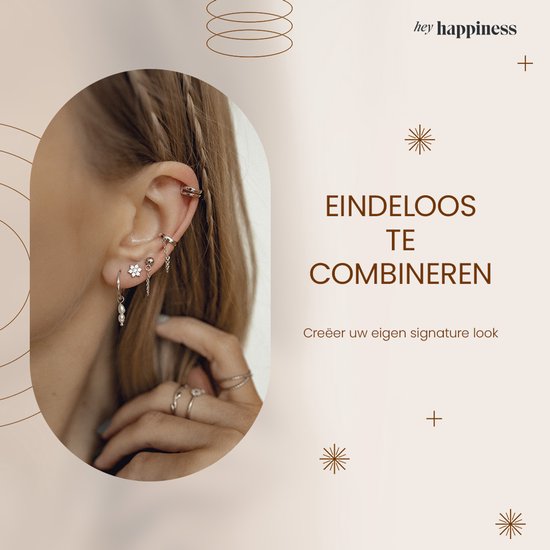 Model met meerdere oorringen en oorbellen, waaronder deze oorbellen met parels. Tekst: Eindeloos te combineren.