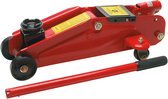Rode hydraulische garagekrik met zwarte wielen, gele hendel en losse rode hefstang, op witte achtergrond.