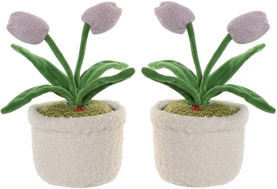 Twee paarse gebreide tulpen in witte, pluizige potten met groen blad.