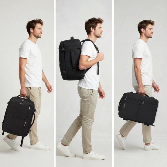 Man met witte t-shirt, beige broek en witte sneakers, draagt de zwarte reistas in de hand, op de rug en in de hand.