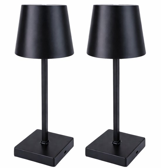 Deux lampes de table noires avec pied carré et abat-jour conique, sur fond blanc.