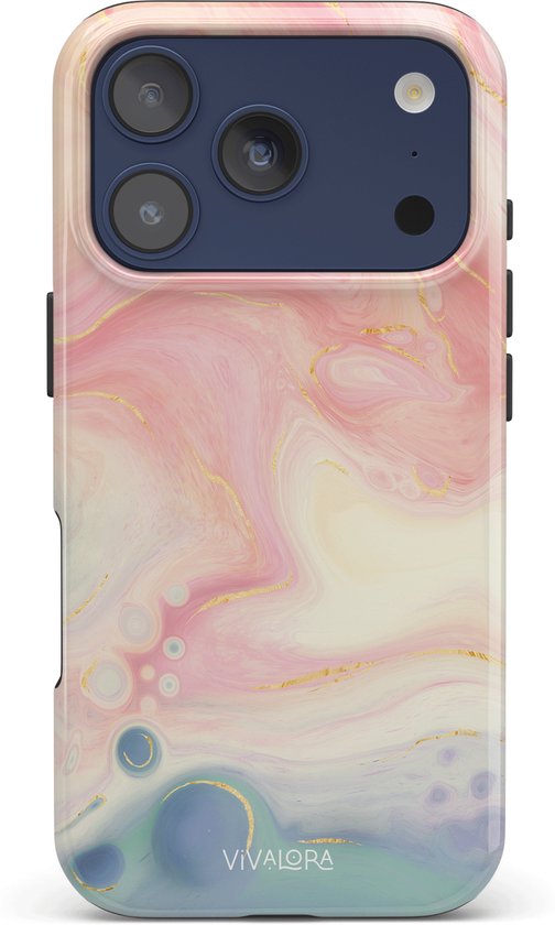Coque de téléphone avec imprimé tourbillon de bulles rose, blanc, bleu et vert avec des accents dorés, avec découpe double caméra et boutons noirs.