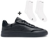 Zwarte leren sneaker en twee witte sokken met 'DUTCH'D' logo.