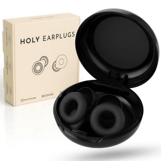 Verpakking en open bewaarcase met zwarte oordopjes. De tekst op de verpakking luidt "HOLY EARPLUGS".