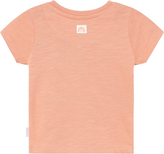 Achterkant van een oranje t-shirt met korte mouwen.