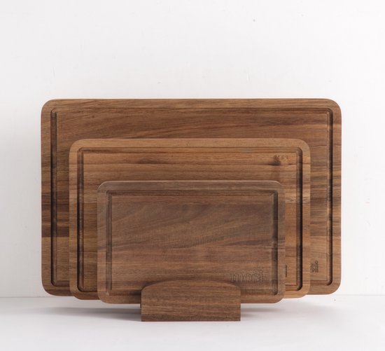 Drie houten snijplanken van acaciahout, met sapgeul en opstaande rand, op een houten houder.