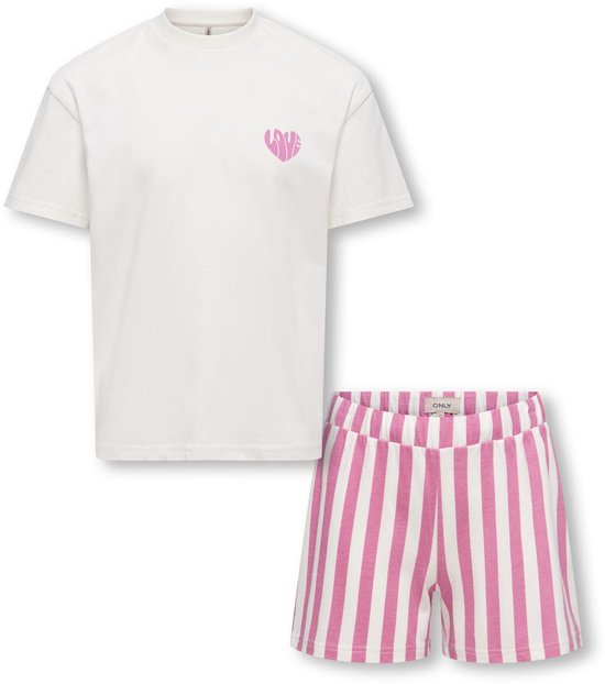 Off-white T-shirt met roze hartprint, gecombineerd met roze-wit gestreepte shorts.