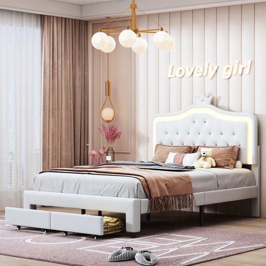 Lit blanc de princesse avec tête de lit couronne, éclairage LED, tête de lit capitonnée, rideaux drapés et tapis rose.