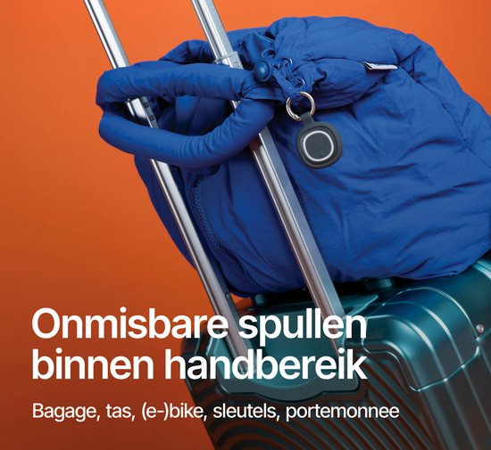 Een blauwe tas hangt aan de handgreep van een koffer, met de tekst 'Onmisbare spullen binnen handbereik'.